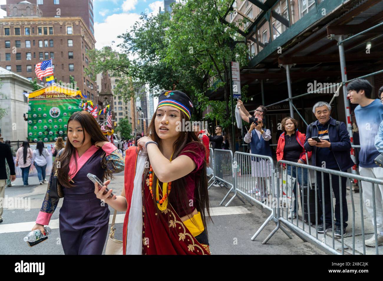 Hunderte von Mitgliedern der nepalesischen Diaspora marschieren mit ihren Familien und Unterstützern die Madison Avenue in New York zur Nepal Day Parade am Sonntag, den 19. Mai 2024. Die Parade feiert die Souveränität der Demokratischen Bundesrepublik Nepal. (© Richard B. Levine) Stockfoto