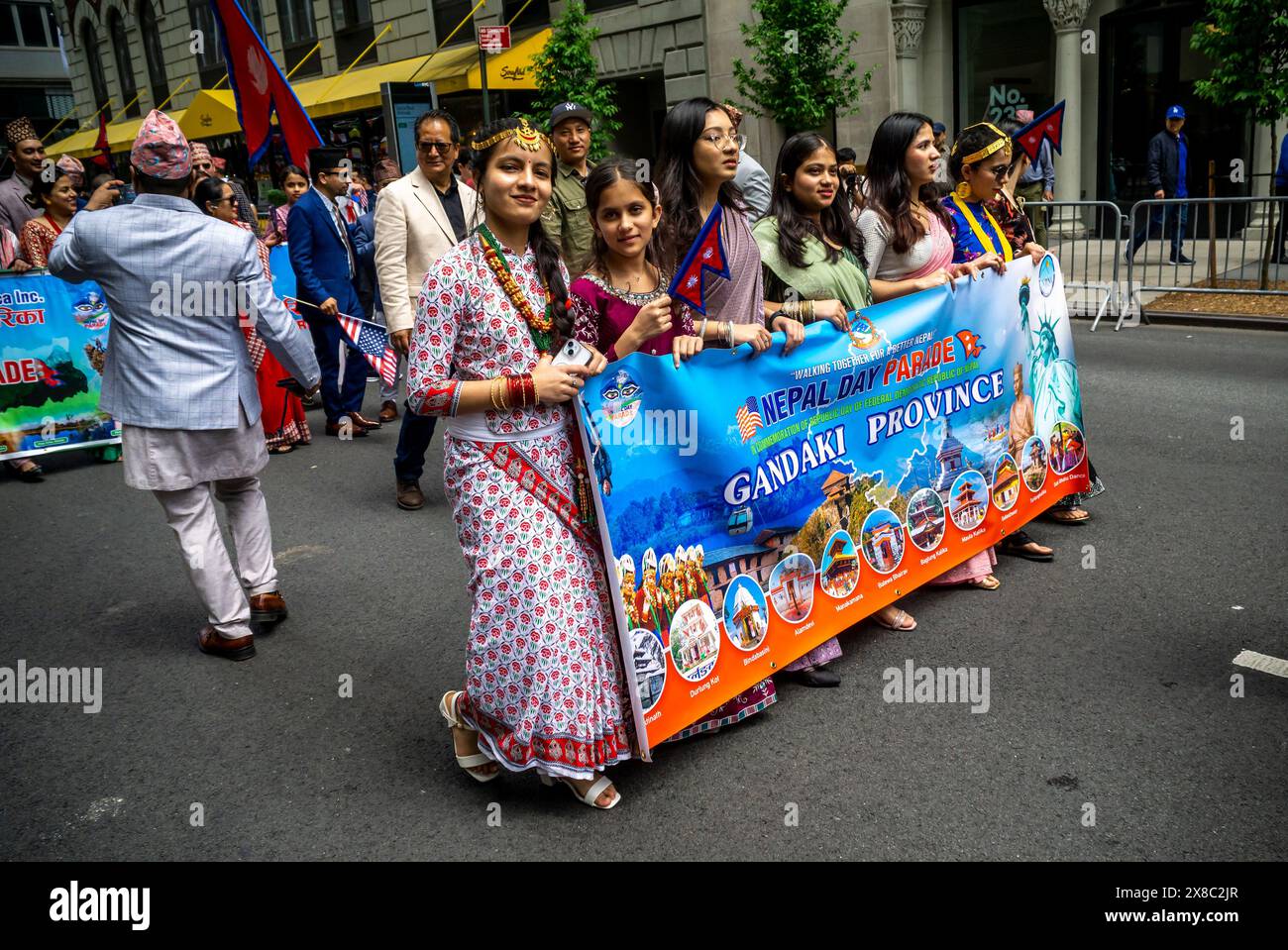 Hunderte von Mitgliedern der nepalesischen Diaspora marschieren mit ihren Familien und Unterstützern die Madison Avenue in New York zur Nepal Day Parade am Sonntag, den 19. Mai 2024. Die Parade feiert die Souveränität der Demokratischen Bundesrepublik Nepal. (© Richard B. Levine) Stockfoto