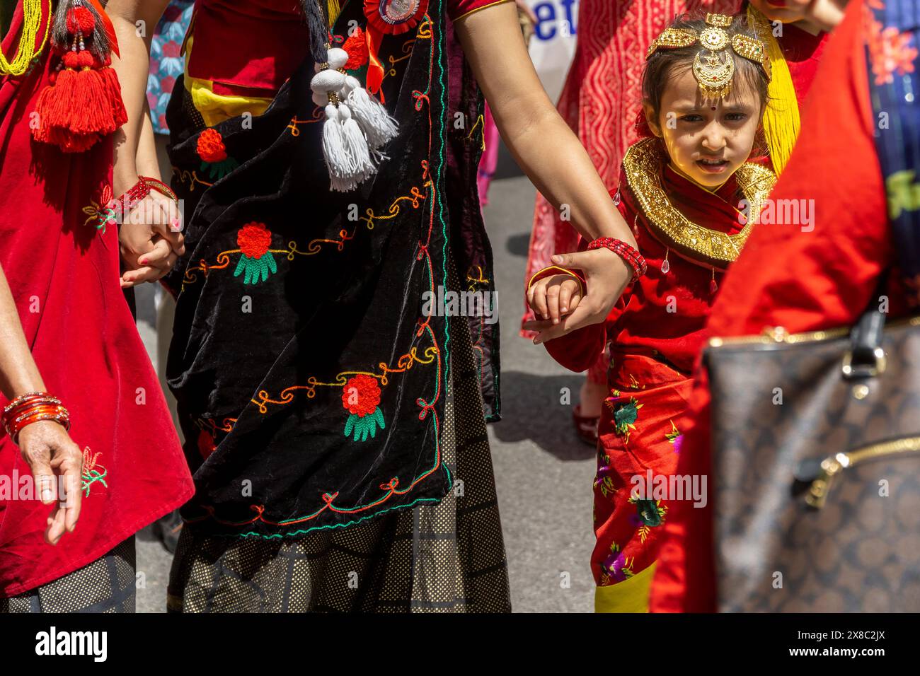 Hunderte von Mitgliedern der nepalesischen Diaspora marschieren mit ihren Familien und Unterstützern die Madison Avenue in New York zur Nepal Day Parade am Sonntag, den 19. Mai 2024. Die Parade feiert die Souveränität der Demokratischen Bundesrepublik Nepal. (© Richard B. Levine) Stockfoto