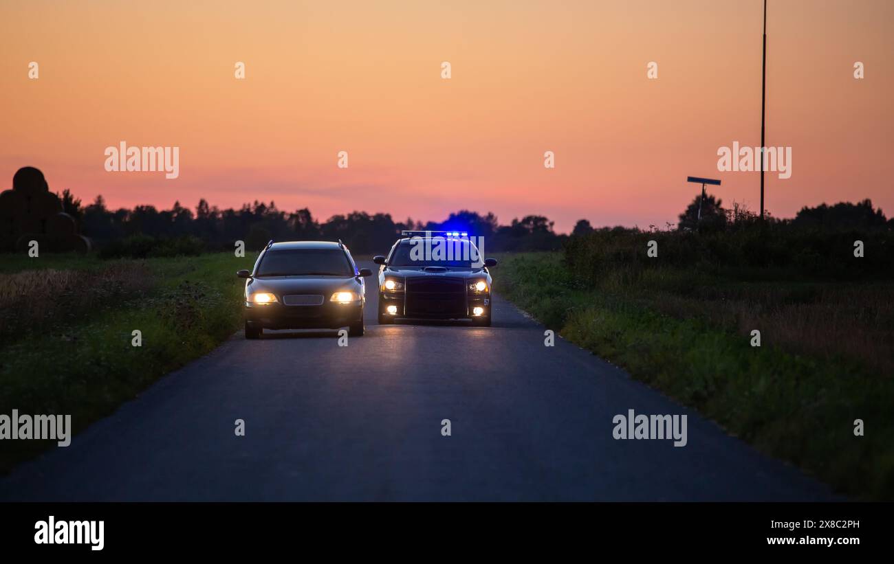 Highway Traffic Patrol Auto Verfolgung Kriminelle im Fahrzeug. Polizisten jagen Verdächtigen auf der Straße, Sirenen zünden, Dust Fying. Stilvolle Action-Szene in Kinoqualität Stockfoto