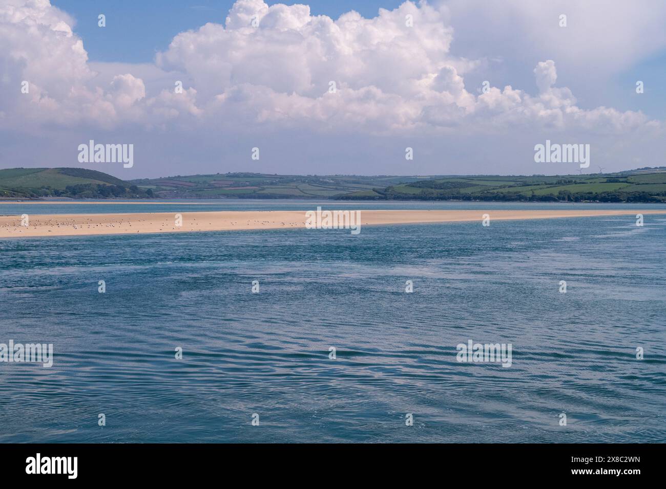Die gelbe Sandbar, bekannt als Doombar im Fluss Camel bei Padstow, Cornwall. Doom Bar Sandbank, Stockfoto