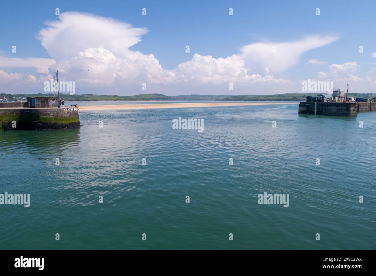 Die gelbe Sandbar, bekannt als Doombar im Fluss Camel bei Padstow, Cornwall. Doom Bar Sandbank, Stockfoto