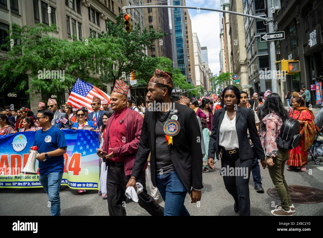 Die New Yorker Staatsanwaltschaft Jumaane Williams, Center, schließt sich Mitgliedern der nepalesischen Diaspora und ihren Familien und Unterstützern an, um am Sonntag, den 19. Mai 2024, die Madison Avenue in New York zur Nepal Day Parade hinunter zu marschieren. Die Parade feiert die Souveränität der Demokratischen Bundesrepublik Nepal. (© Richard B. Levine) Stockfoto