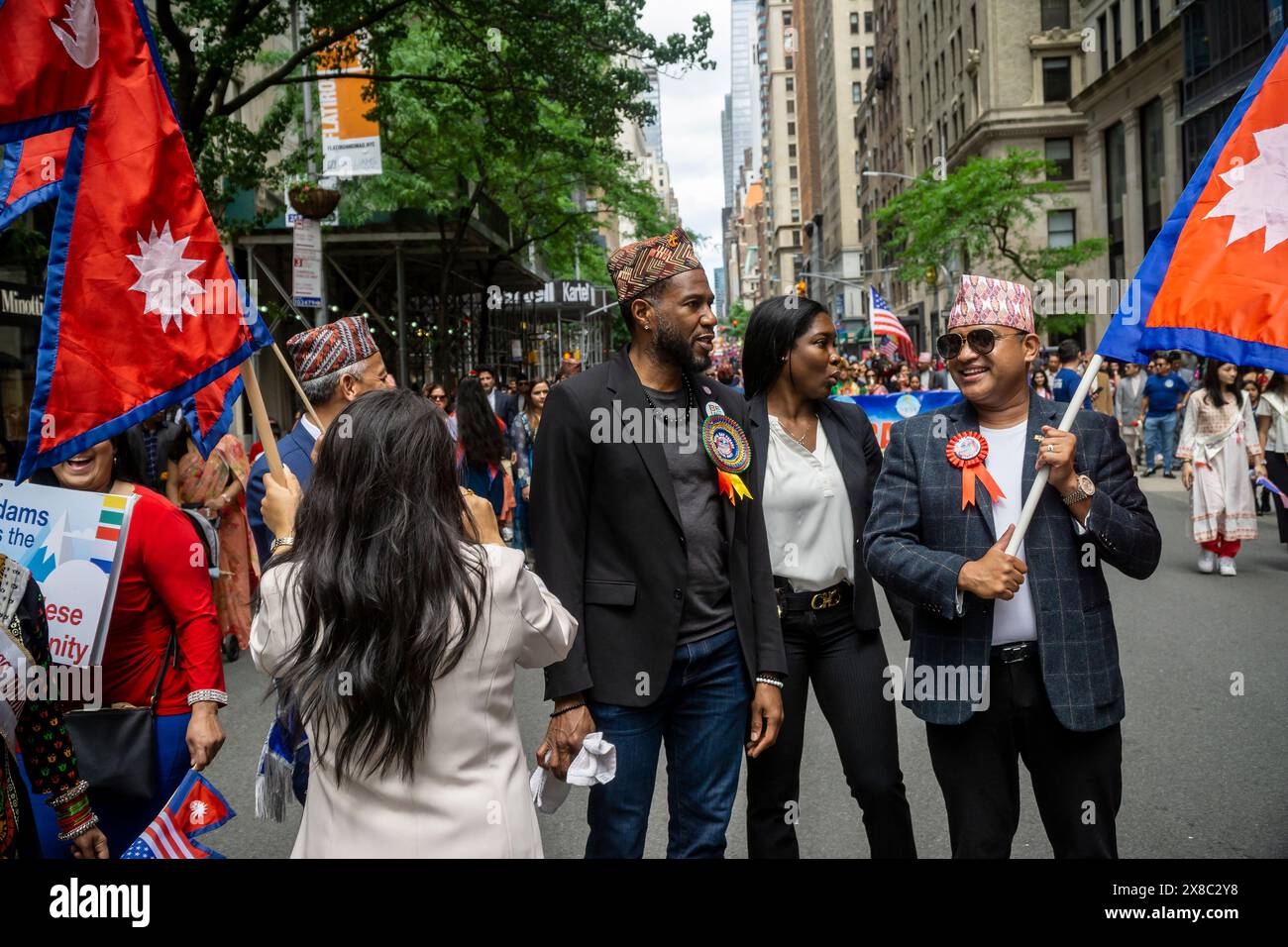 Die New Yorker Staatsanwaltschaft Jumaane Williams, Center, schließt sich Mitgliedern der nepalesischen Diaspora und ihren Familien und Unterstützern an, um am Sonntag, den 19. Mai 2024, die Madison Avenue in New York zur Nepal Day Parade hinunter zu marschieren. Die Parade feiert die Souveränität der Demokratischen Bundesrepublik Nepal. (© Richard B. Levine) Stockfoto