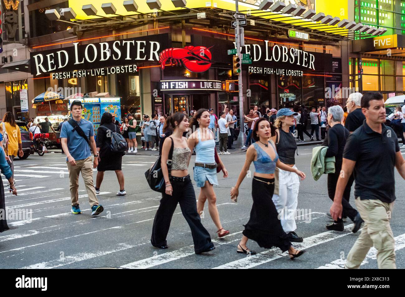 Ein Red Lobster Restaurant am Times Square in New York ist am Mittwoch, den 22. Mai 2024 zu sehen. Die Fischkette hat Konkursschutz beantragt und schließt Dutzende Restaurants. (© Richard B. Levine) Stockfoto