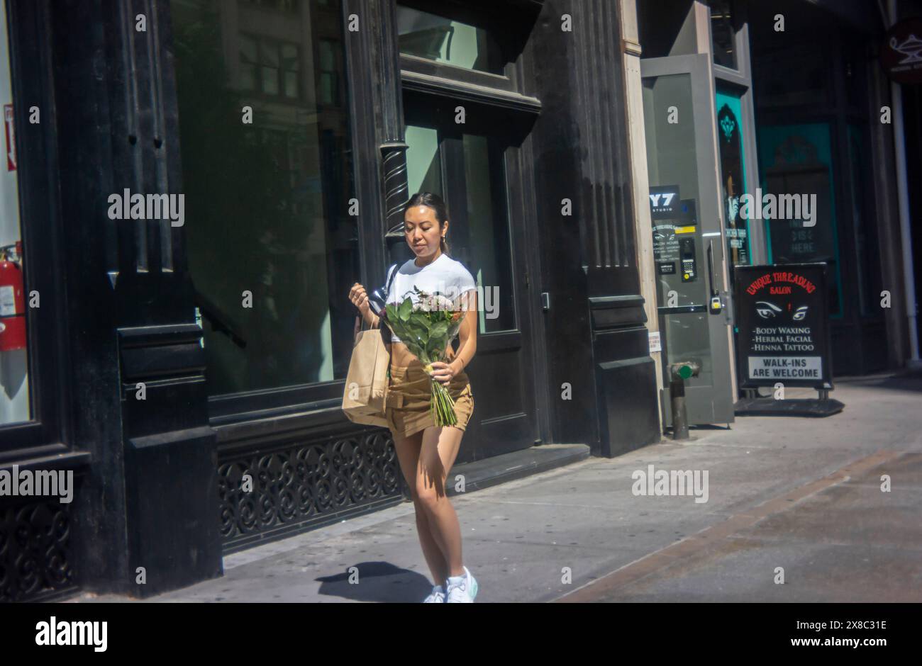 Frau mit Blumen in Chelsea in New York am Sonntag, 19. Mai 2024. (© Richard B. Levine) Stockfoto