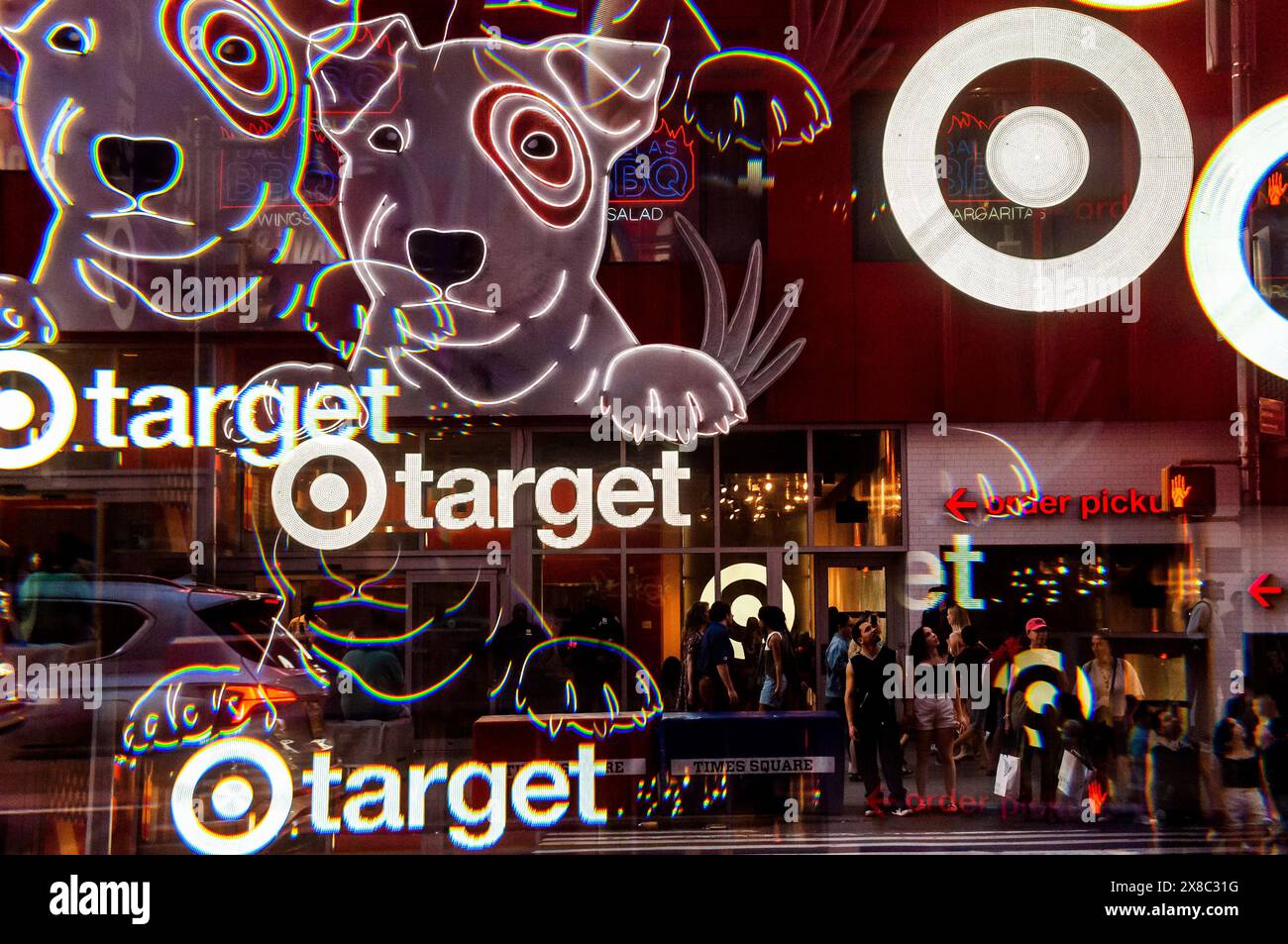 Das Target-Geschäft am Times Square in New York am Mittwoch, den 22. Mai 2024. (© Richard B. Levine) mit einem Prismenfilter aufgenommen Stockfoto