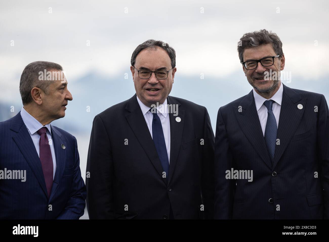 Stresa, Italien. Mai 2024. Fabio Panetta (l-r), Gouverneur der Bank von Italien, Andrew Bailey, Gouverneur der Bank von England, und Giancarlo Giorgetti, italienischer Minister für Wirtschaft und Finanzen, sprechen über den Lago Maggiore. In diesem Jahr führt Italien den Vorsitz der Gruppe der Sieben wichtiger westlicher Industrienationen. Quelle: Hannes P. Albert/dpa/Alamy Live News Stockfoto