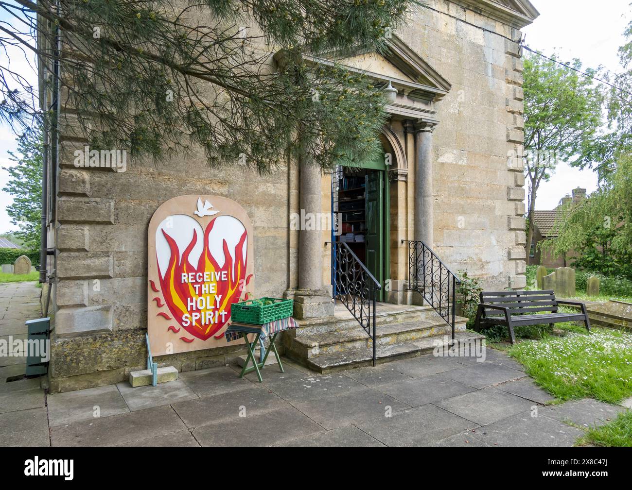 Die Türen der Kirche sind offen für die Gläubigen, St. Peter & Saint Paul Church, Cherry Willingham, Lincolnshire, England, Großbritannien Stockfoto