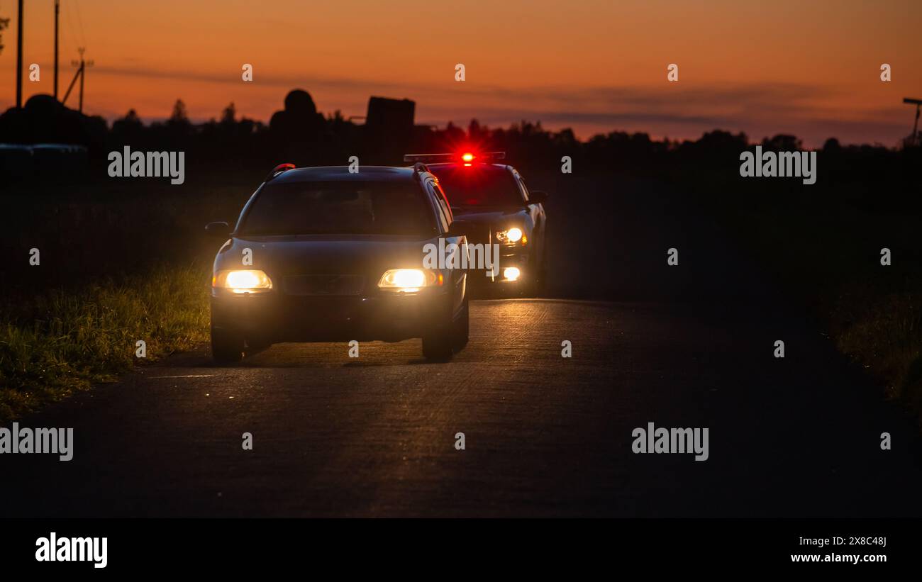 Highway Traffic Patrol Auto fahren, Routine Check, Road Inspection Stop. Professionelle schwarze Polizistin nähert sich dem Fahrzeug, fragt nach Führerschein und Zulassung. Kinofilm Stockfoto