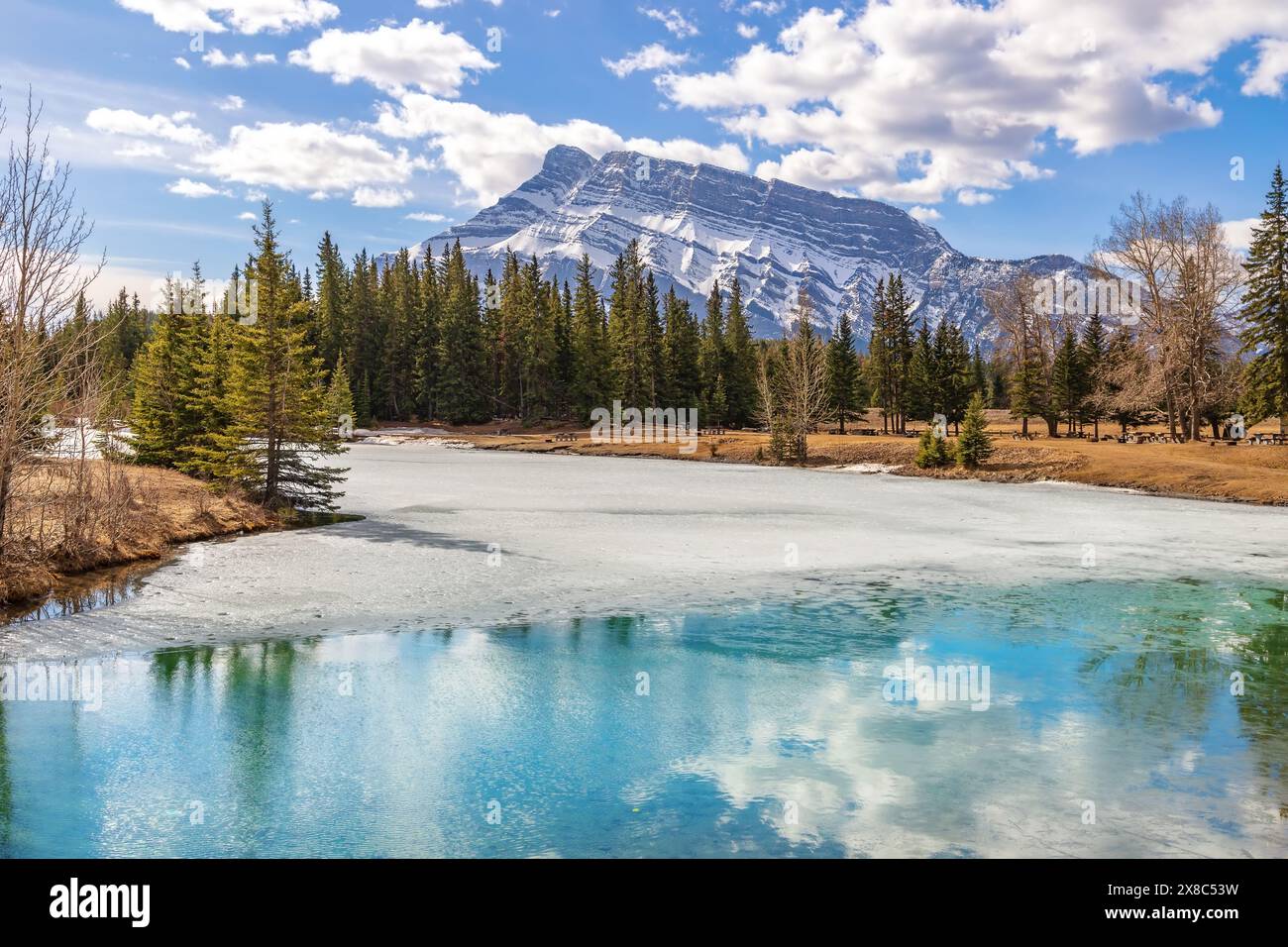 Kaskadenteiche in Banff unter Einem bewölkten blauen Himmel Stockfoto