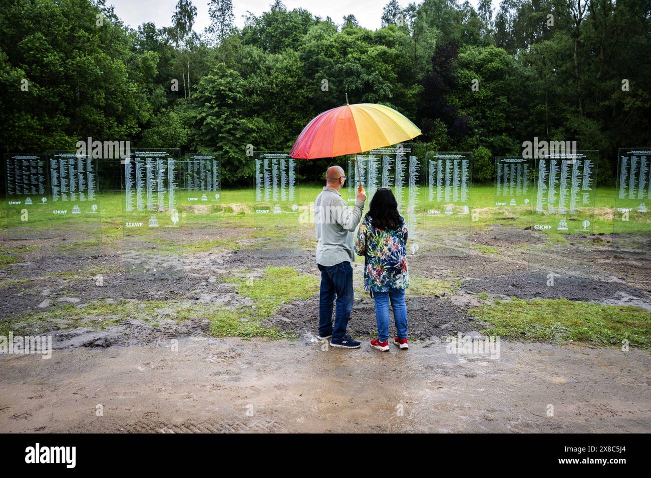 DRONTEN - die Gedenktafeln für verstorbene Krebspatienten im Wilhelminabos wurden restauriert. Das Denkmal, das aus 67 Glasplatten bestand, wurde am 19. Juni 2023 zerstört. ANP JEROEN JUMELET niederlande Out - belgien Out Stockfoto