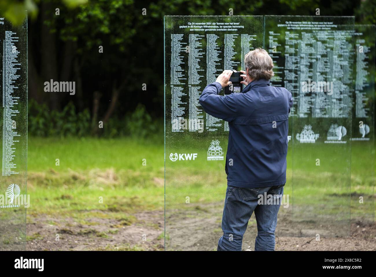 DRONTEN - die Gedenktafeln für verstorbene Krebspatienten im Wilhelminabos wurden restauriert. Das Denkmal, das aus 67 Glasplatten bestand, wurde am 19. Juni 2023 zerstört. ANP JEROEN JUMELET niederlande Out - belgien Out Stockfoto