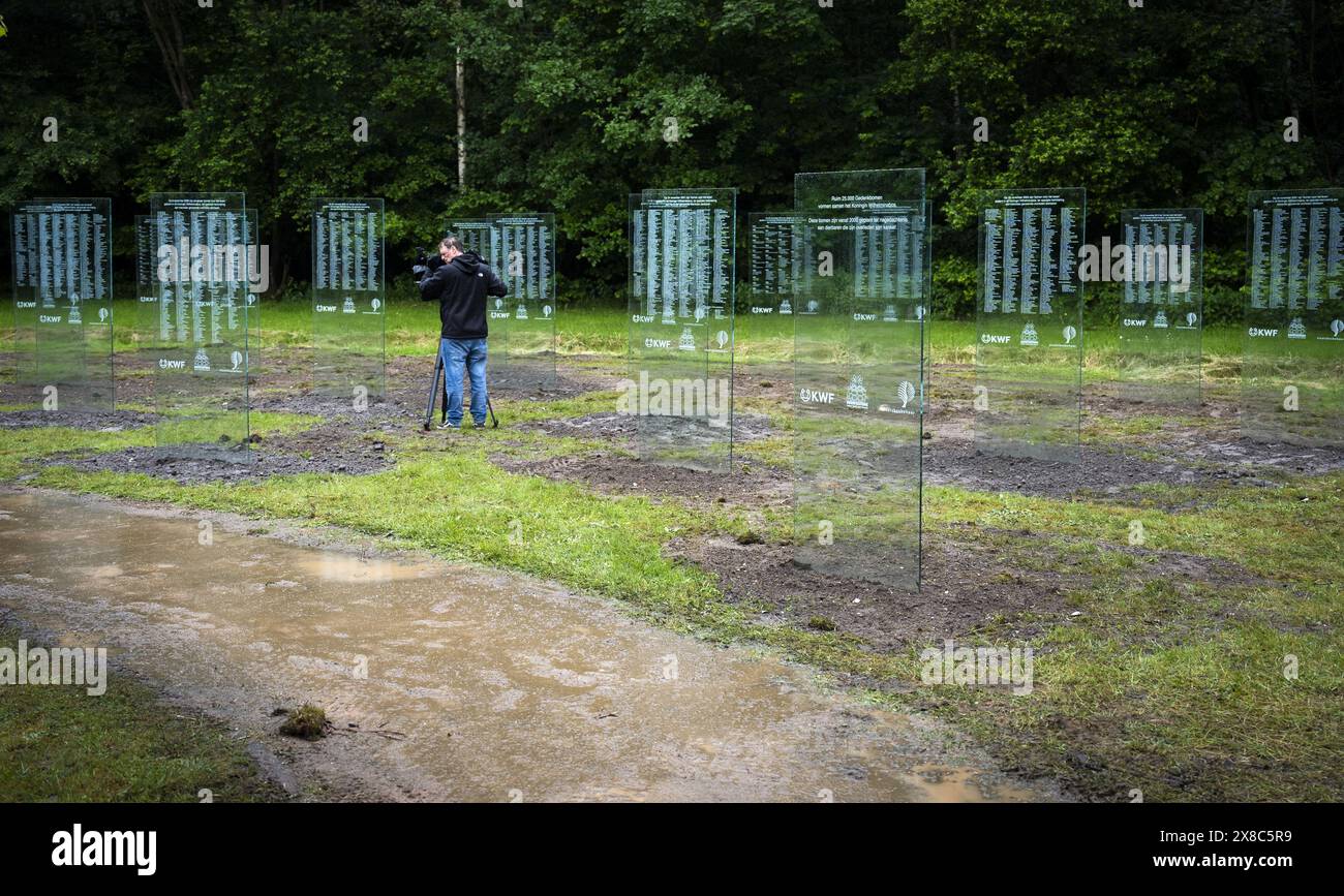 DRONTEN - die Gedenktafeln für verstorbene Krebspatienten im Wilhelminabos wurden restauriert. Das Denkmal, das aus 67 Glasplatten bestand, wurde am 19. Juni 2023 zerstört. ANP JEROEN JUMELET niederlande Out - belgien Out Stockfoto