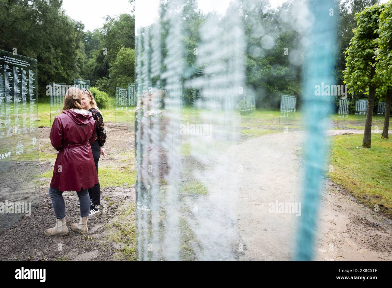 DRONTEN - die Gedenktafeln für verstorbene Krebspatienten im Wilhelminabos wurden restauriert. Das Denkmal, das aus 67 Glasplatten bestand, wurde am 19. Juni 2023 zerstört. ANP JEROEN JUMELET niederlande Out - belgien Out Stockfoto