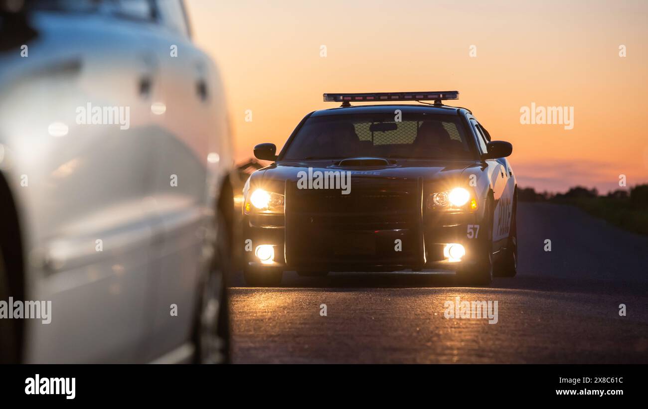 Highway Traffic Patrol Auto fahren, Routine Check, Road Inspection Stop. Professionelle schwarze Polizistin nähert sich dem Fahrzeug, fragt nach Führerschein und Zulassung. Kinofilm Stockfoto