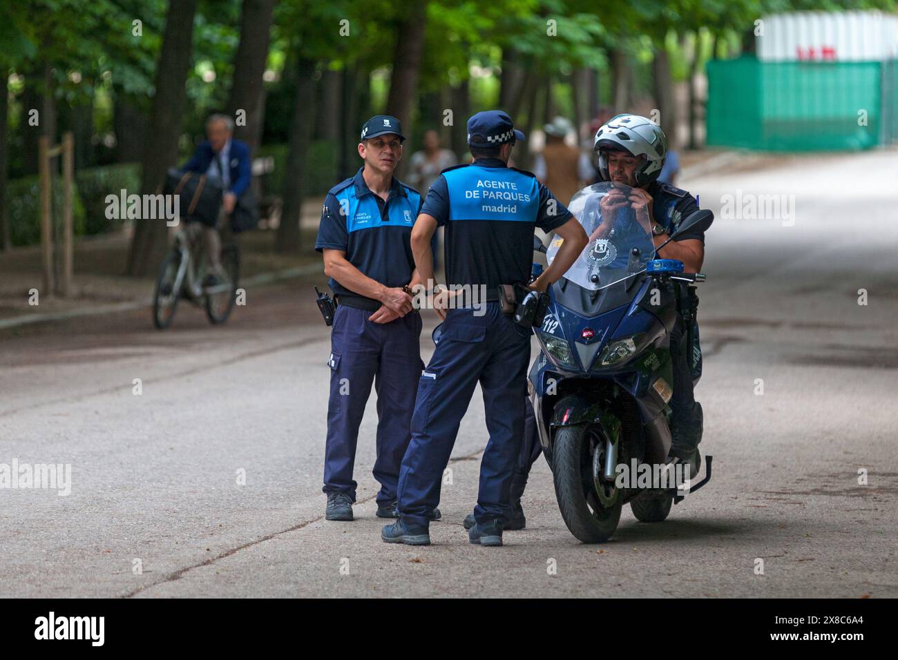 Madrid, Spanien - 07. Juni 2018: Offiziere der Agente de parques Madrid diskutieren im Retiro-Park. Stockfoto