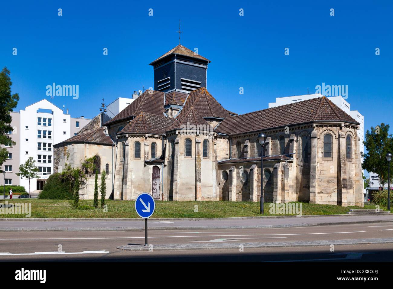 Saint-Dizier, Frankreich - 18. Juli 2020: Die Kirche Saint-Martin de Gigny ist eine romanische Kirche in der Gemeinde Saint-Dizier in der Haute-Marn Stockfoto