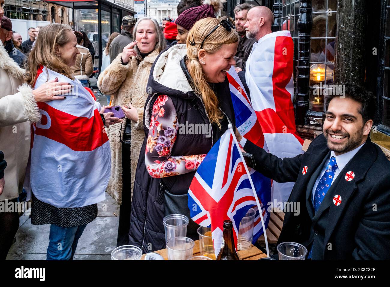 Bürgerjournalist und politischer Aktivist Mahyar Tousi mit Freunden und Unterstützern bei Einer St. George's Day Rallye in London. Stockfoto