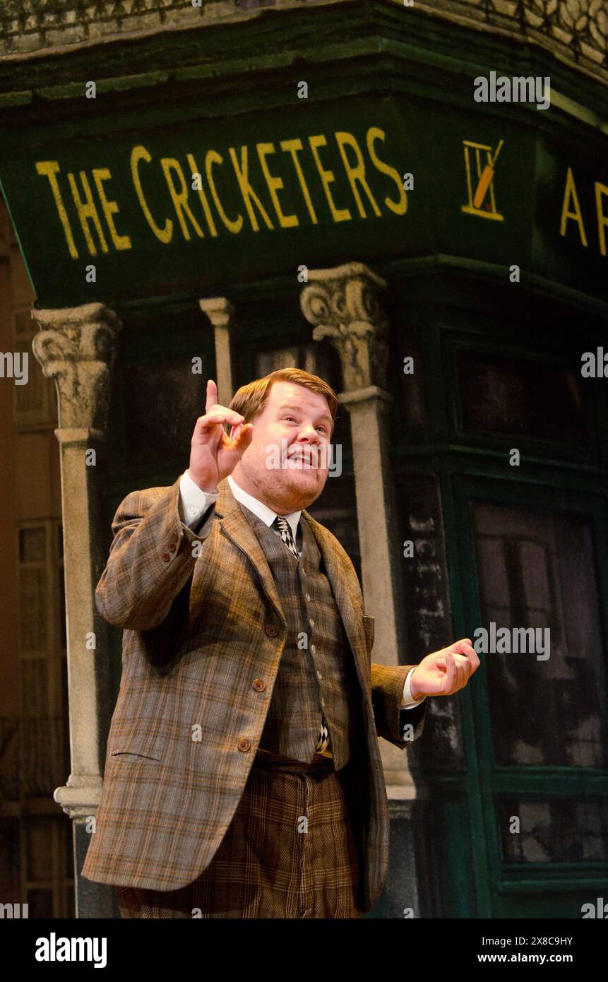 James Corden (Francis Henshall) in ONE MAN, TWO GUVNORS von Richard Bean am Lyttelton Theatre, National Theatre (NT), London SE1 24/05/2011 nach Goldonis Entwurf „The Servant of Two Masters“: Mark Thompson Beleuchtung: Mark Henderson Regisseur: Nicholas Hytner Stockfoto