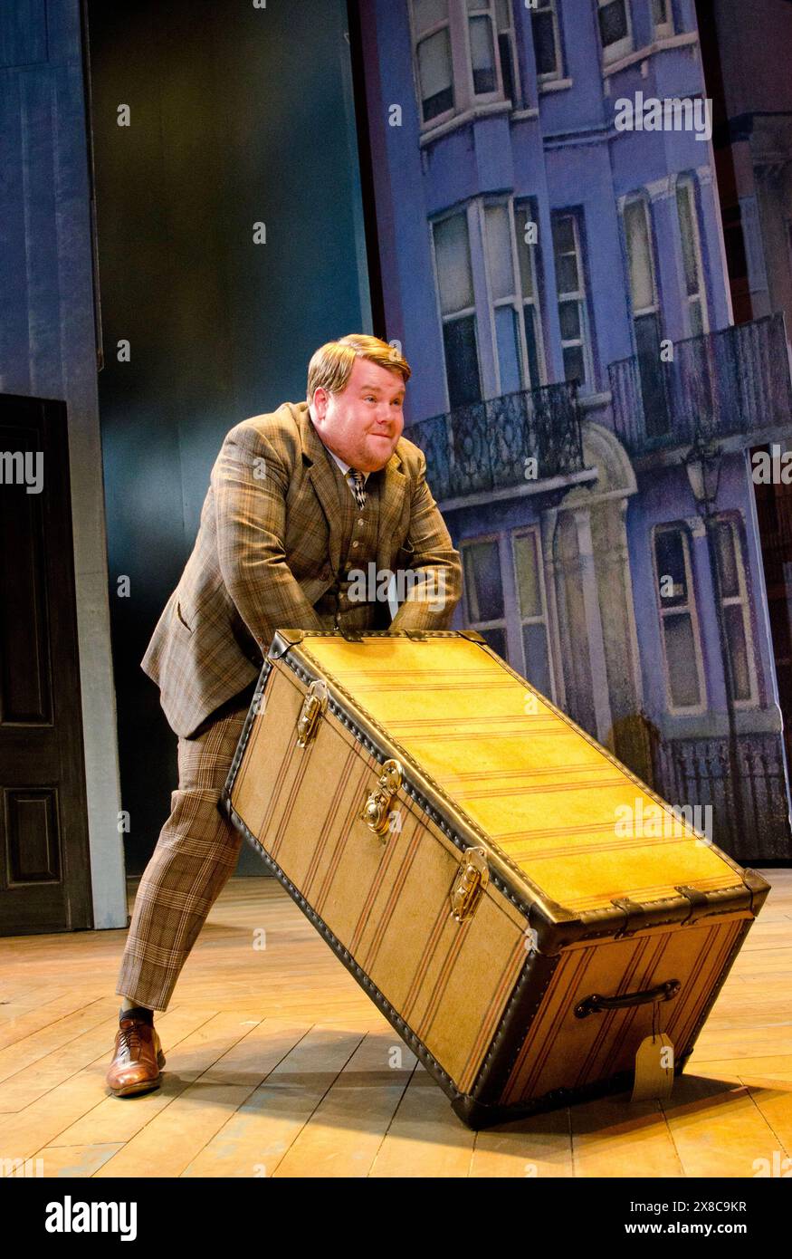 James Corden (Francis Henshall) in ONE MAN, TWO GUVNORS von Richard Bean am Lyttelton Theatre, National Theatre (NT), London SE1 24/05/2011 nach Goldonis Entwurf „The Servant of Two Masters“: Mark Thompson Beleuchtung: Mark Henderson Regisseur: Nicholas Hytner Stockfoto