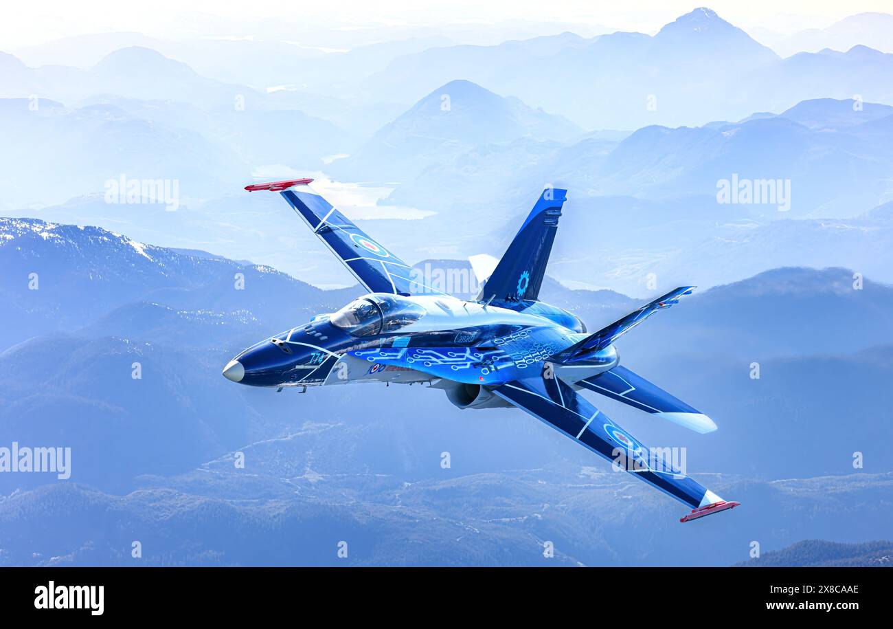 Royal Canadian Air Force CF-18 Hornet Demo Jet begibt sich über die Landschaft von British Columbia, BC, Kanada Stockfoto