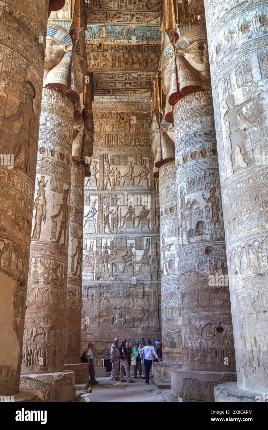 Reisegruppe mit Guide, unter der Leitung von Hathor-Säulen, Säulenhalle, Tempel der Hathor, Dendera, Ägypten Stockfoto