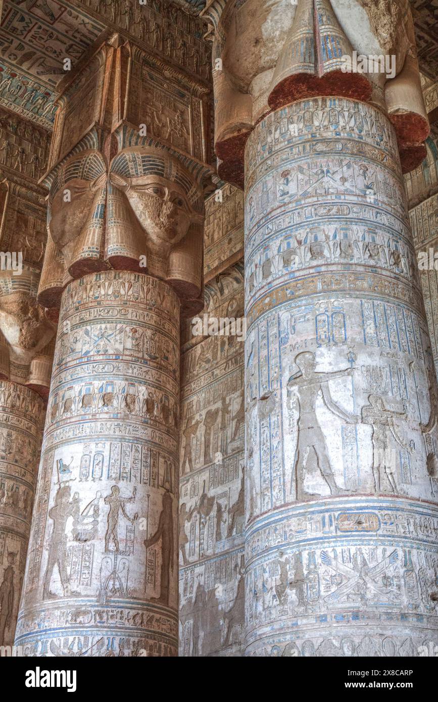 Unter der Leitung von Hathor Spalten, Säulenhalle, Tempel der Hathor, Dendera, Ägypten Stockfoto