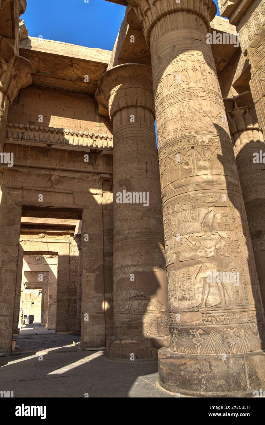 Blick von der äußeren Säulenhalle in Richtung der Heiligtümer, Tempel von Haroeris und Sobek, Kom Ombo, Ägypten Stockfoto