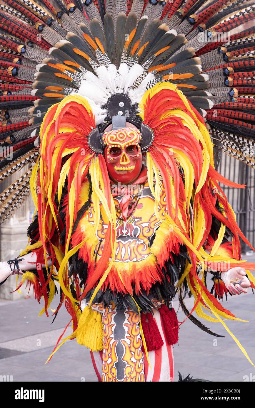 Mexiko-Stadt-Tourismus; Straßenunterhalter in aztekischen Kostümen, Zocalo-Platz, Mexiko-Stadt, Mexiko-Reise Stockfoto