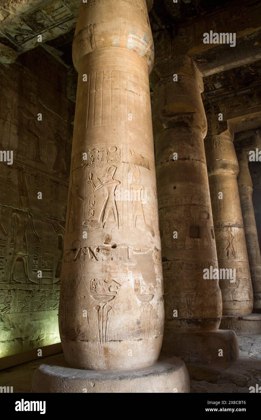 Säulen im Äußeren Hypostil, Tempel von Seti I., Abydos, Ägypten Stockfoto