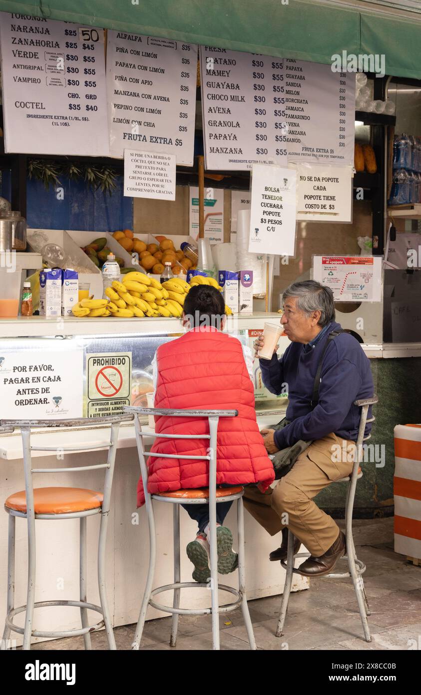 Ein paar Leute essen Street Food in einem Straßencafé in Mexico City; Mexico City, Mexiko Stockfoto