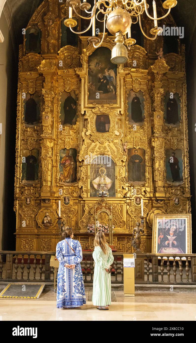 Mexiko-Stadt Tourismus; Menschen, die auf den kunstvollen Altar schauen; Mexiko-Stadt Kathedrale im Inneren; Mexiko-Stadt, Mexiko Reisen. Stockfoto