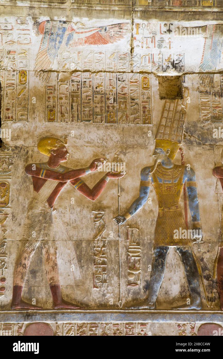 Basrelief, Pharao Seti ich (links), Gott Amun (rechts), Tempel von Sethos i., Abydos, Ägypten Stockfoto