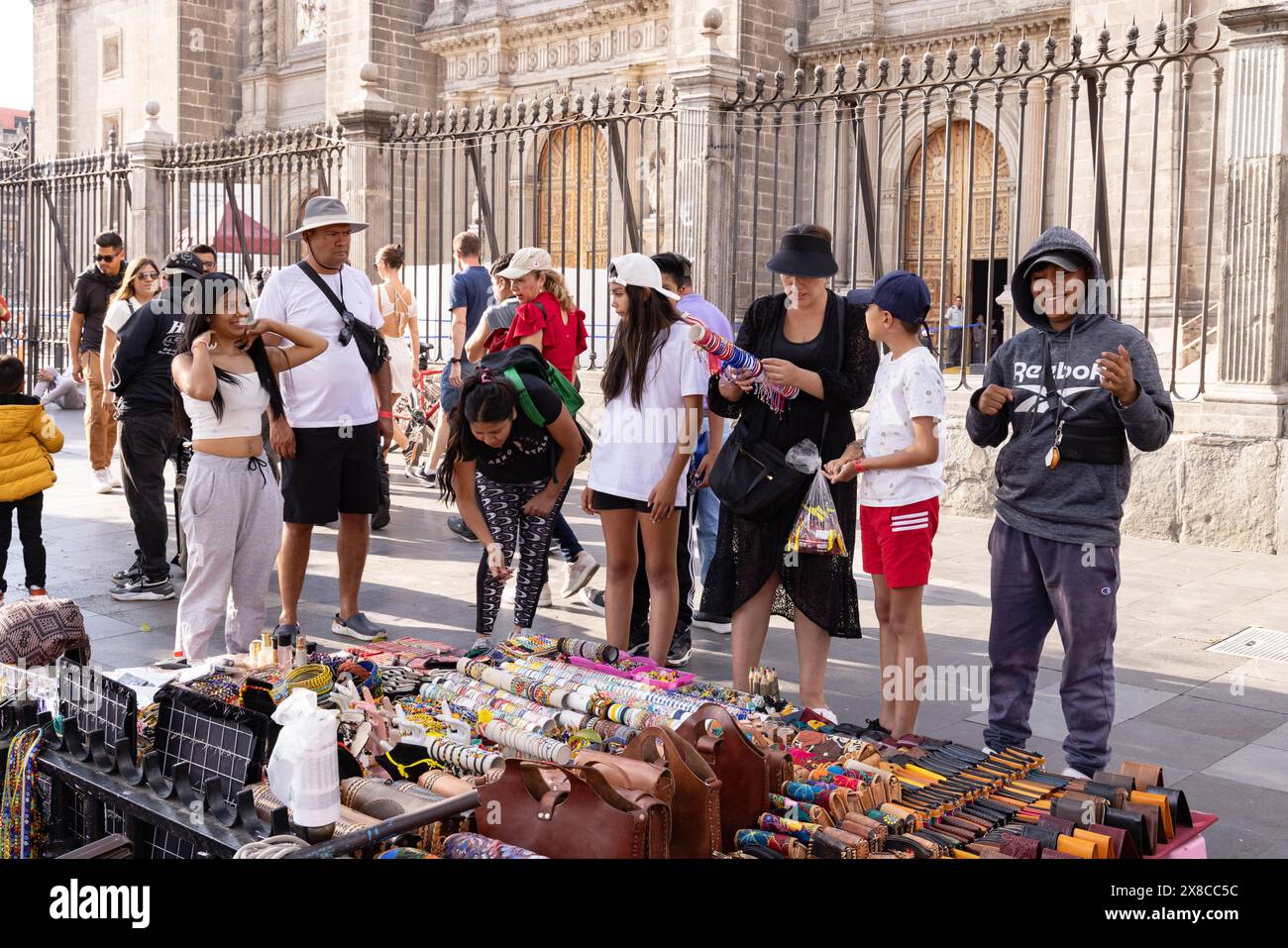 Straßenhändler und Leute, die einkaufen, Kunsthandwerk an einem Handwerksstand auf einem Straßenmarkt in Mexiko-Stadt, Mexiko verkaufen. Mexikanischer Lebensstil Stockfoto
