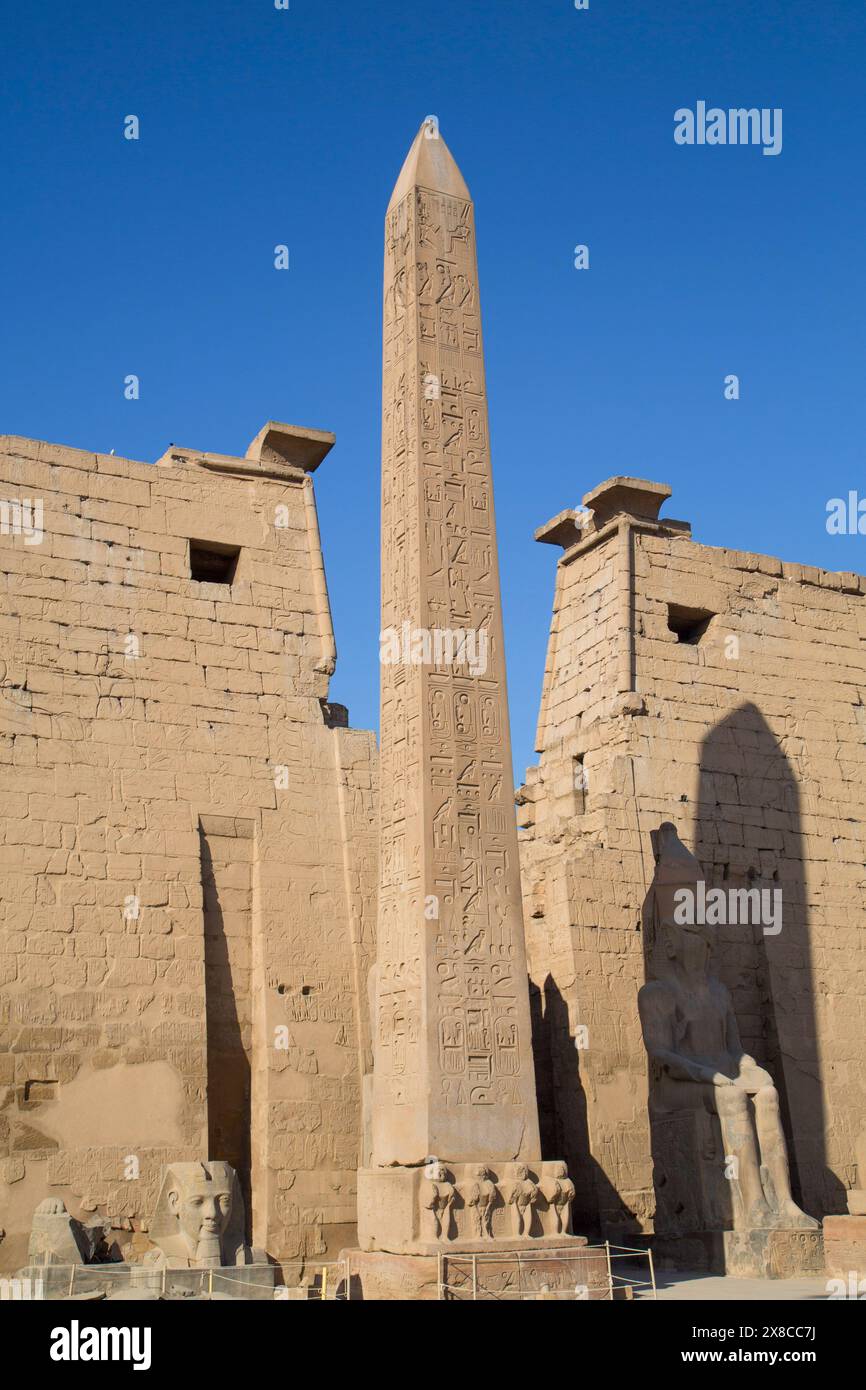 Obelisk (25 Meter hoch) vor Plyon (65 Meter breit), Luxor Tempel, Luxor, Ägypten Stockfoto