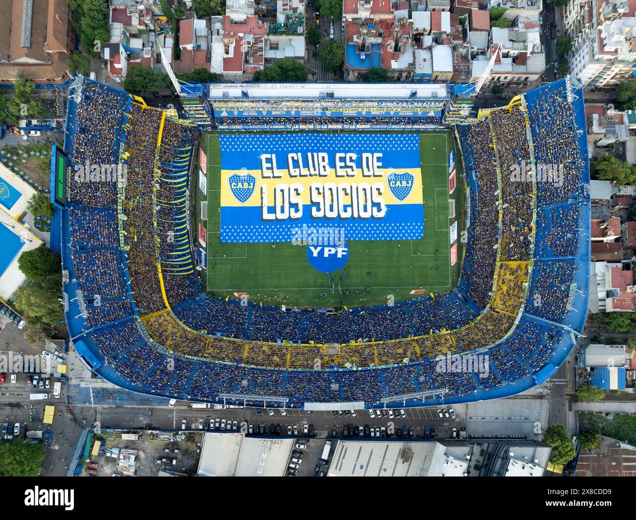 Buenos Aires, Argentinien, 10. Februar 2024: Aus der Vogelperspektive zum Fußballstadion La Bombonera für Boca Juniors, Feierlichkeiten vor dem Spiel. Stockfoto