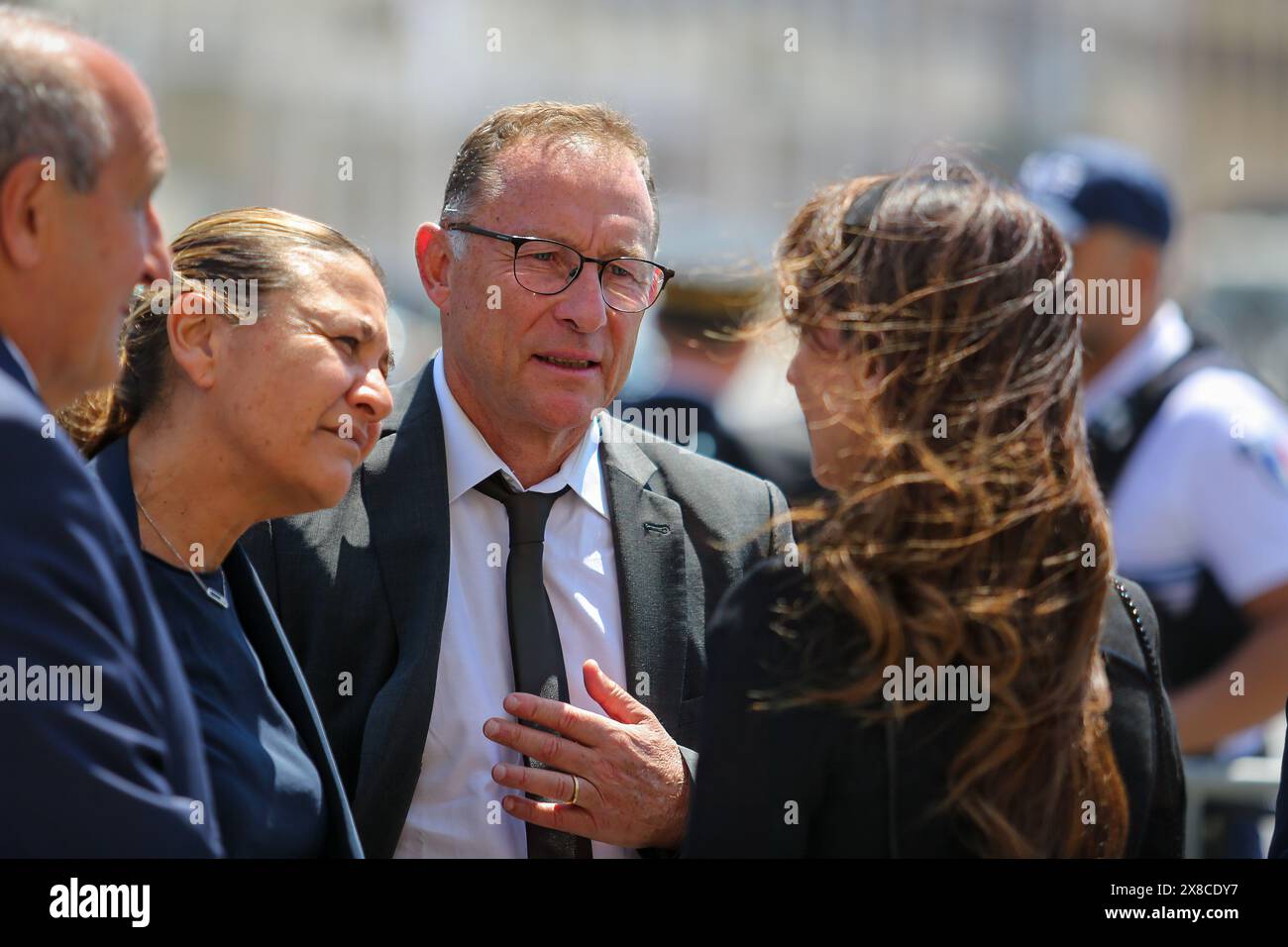 Marseille, Frankreich. Mai 2024. Jean-Pierre Papin (C), ehemaliger französischer Fußballspieler, bei der Beerdigung zu sehen. Die Beerdigung von Jean-Claude Gaudin, ehemaliger Bürgermeister von Marseille seit einem Vierteljahrhundert, wurde am Donnerstag, dem 23. Mai, in Marseille begangen. Viele Persönlichkeiten, vor allem Politiker, kamen, um ihm Tribut zu zollen. (Foto: Denis Thaust/SOPA Images/SIPA USA) Credit: SIPA USA/Alamy Live News Stockfoto