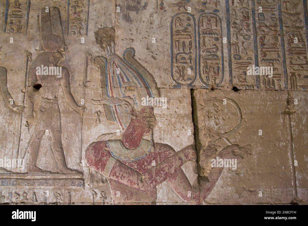 Reliefs im Inneren des Tempels des BBT, Karnak Tempel, Luxor, Ägypten Stockfoto