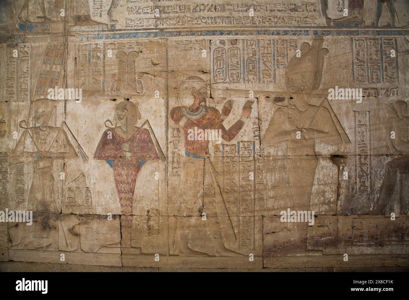 Reliefs im Inneren des Tempels des BBT, Karnak Tempel, Luxor, Ägypten Stockfoto