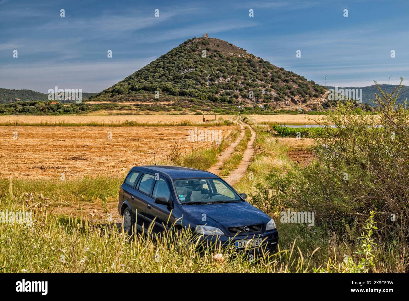 Auto an der Sackgasse der Kontostavlos-Farm-Ruinen, in der Nähe des Dystos-Sees und Überreste der venezianischen Festung auf dem antiken Dystos, Evia Island, Griechenland Stockfoto