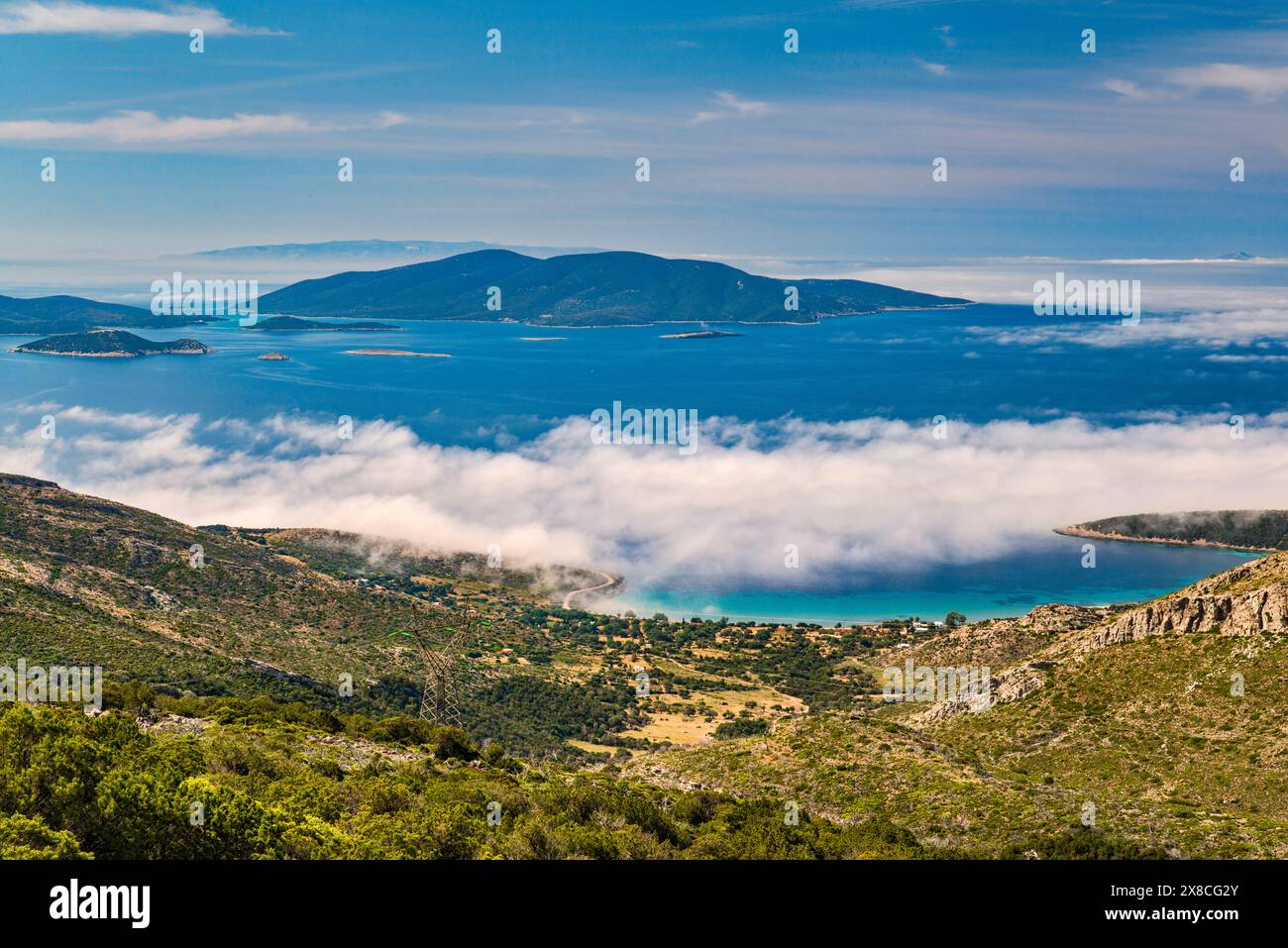 Morgens niedrige Wolken, Inseln am Petalioi Golf an der Ägäis, in der Nähe des Dorfes Marmari am Meer, Blick von der Autobahn nach Karystos, Evia Island, Griechenland Stockfoto