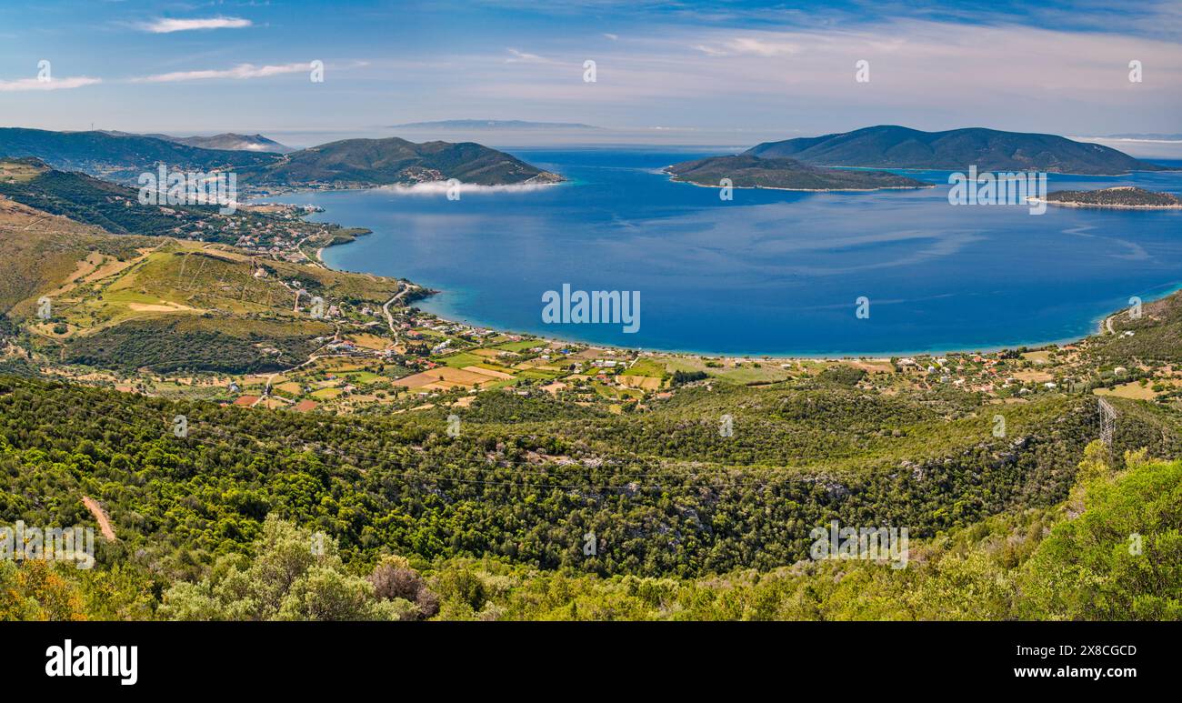 Petalioi Golf an der Ägäis, in der Nähe des Dorfes Marmari am Meer, Blick von der Autobahn nach Karystos, Insel Evia, Region Zentralgriechenland, Griechenland Stockfoto