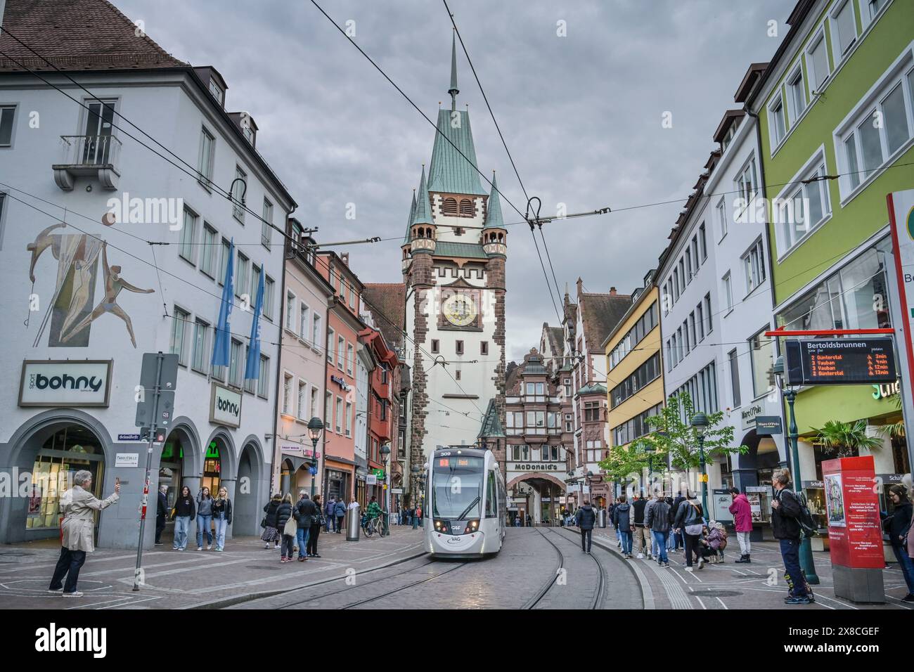 Martinstor, Kaiser-Joseph-Straße, Freiburg im Breisgau, Baden-Württemberg, Deutschland Stockfoto