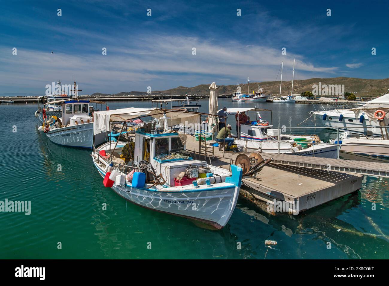 Boote liegen im Yachthafen in der Stadt Karystos, Insel Evia, Zentralgriechenland, Griechenland Stockfoto