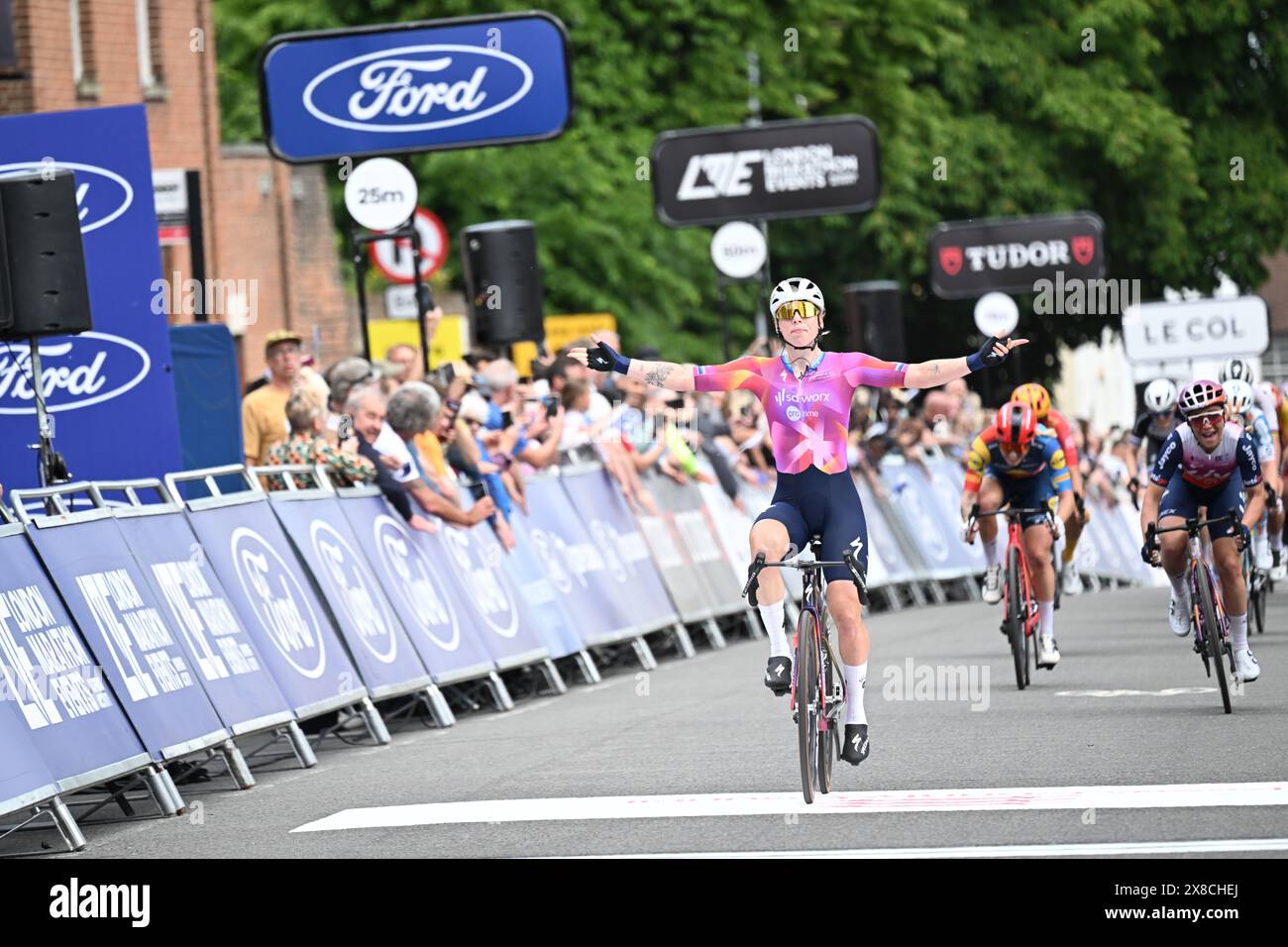 Mai 2024. Lorena Wiebes (Team SD Worx – ProTime) gewann die erste Stufe der UCI Women's WorldTour Ford RideLondon Classique in Colchester. Die 159-km-Etappe, die in Saffron Walden begann, ging auf einen Bunch Sprint zurück, wobei Wiebes vor Letizia Paternoster (Liv-Alula-Jayco) und Clara Copponi (Lidl-Trek) an die Spitze kam. Quelle: Peter Goding/Alamy Live News Stockfoto