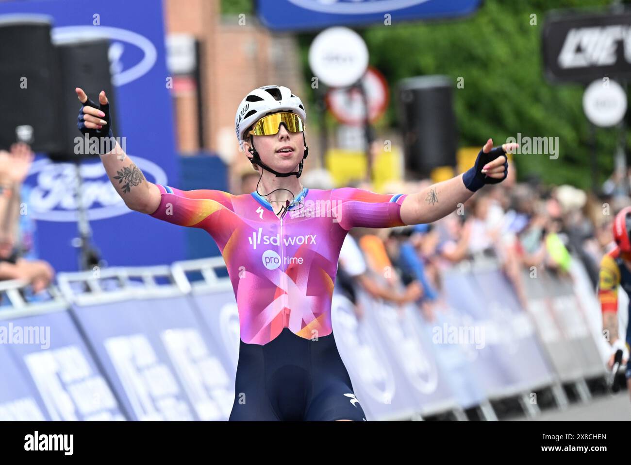 Mai 2024. Lorena Wiebes (Team SD Worx – ProTime) gewann die erste Stufe der UCI Women's WorldTour Ford RideLondon Classique in Colchester. Die 159-km-Etappe, die in Saffron Walden begann, ging auf einen Bunch Sprint zurück, wobei Wiebes vor Letizia Paternoster (Liv-Alula-Jayco) und Clara Copponi (Lidl-Trek) an die Spitze kam. Quelle: Peter Goding/Alamy Live News Stockfoto