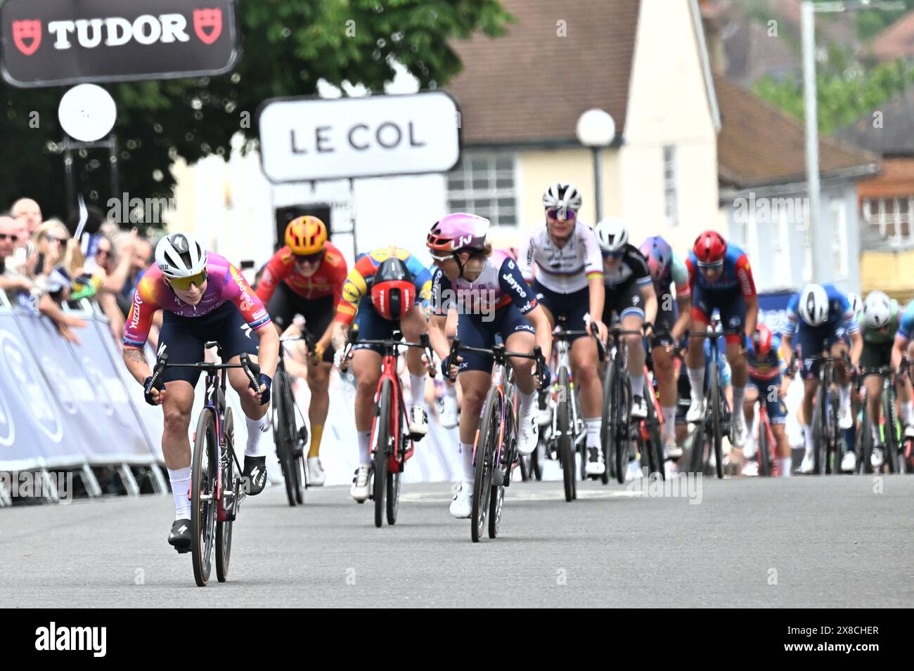 Mai 2024. Lorena Wiebes (Team SD Worx – ProTime) gewann die erste Stufe der UCI Women's WorldTour Ford RideLondon Classique in Colchester. Die 159-km-Etappe, die in Saffron Walden begann, ging auf einen Bunch Sprint zurück, wobei Wiebes vor Letizia Paternoster (Liv-Alula-Jayco) und Clara Copponi (Lidl-Trek) an die Spitze kam. Quelle: Peter Goding/Alamy Live News Stockfoto