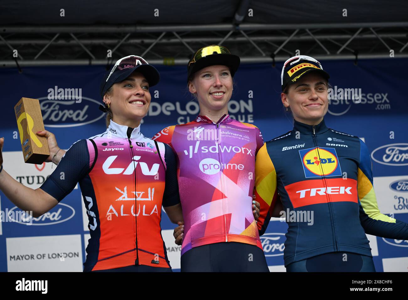Mai 2024. Lorena Wiebes (Team SD Worx – ProTime) gewann die erste Stufe der UCI Women's WorldTour Ford RideLondon Classique in Colchester. Die 159-km-Etappe, die in Saffron Walden begann, ging auf einen Bunch Sprint zurück, wobei Wiebes vor Letizia Paternoster (Liv-Alula-Jayco) und Clara Copponi (Lidl-Trek) an die Spitze kam. Quelle: Peter Goding/Alamy Live News Stockfoto