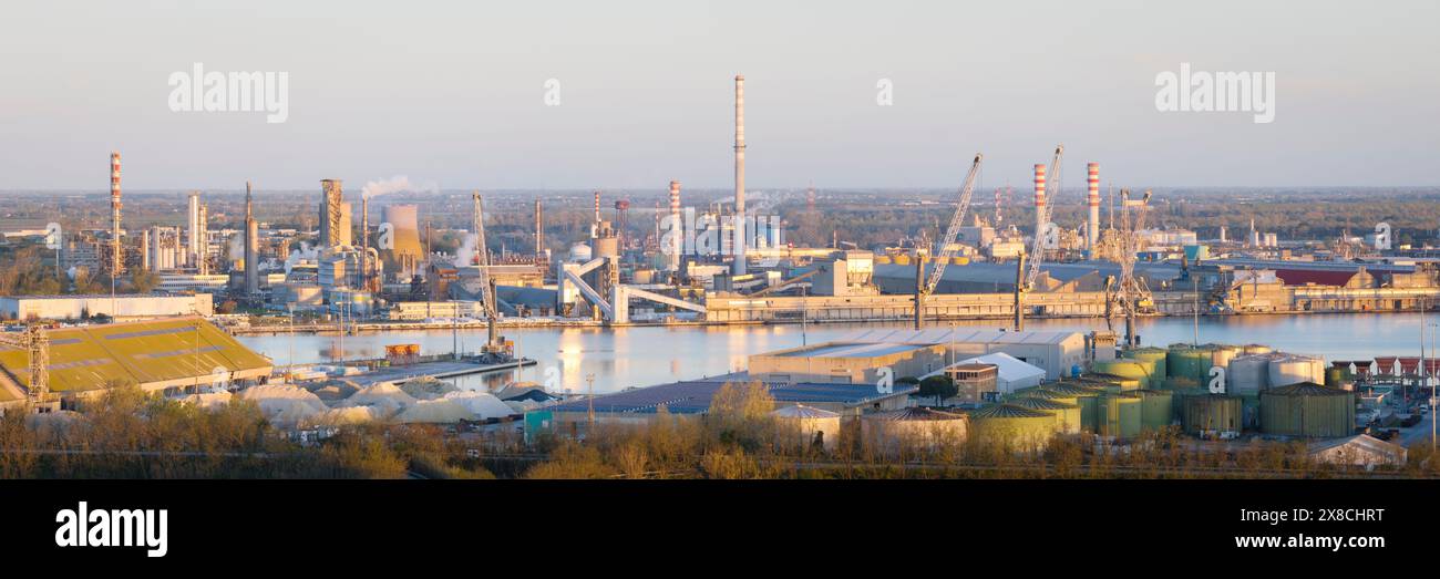 Luftaufnahme des Industrie- und Hafengebietes von Ravenna, chemischer und petrochemischer Pol, thermoelektrischer, metallurgischer Anlagen und Kohlenwasserstoffraffinerie A Stockfoto